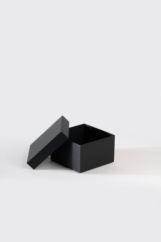 15,6x15,6x10 cm Siyah Sert Mukavva Kutu